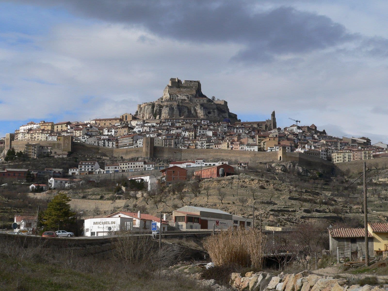 De ommuurde middeleeuwse bergstad Morella, met kasteel en stadsmuren, in het binnenland van Castellón