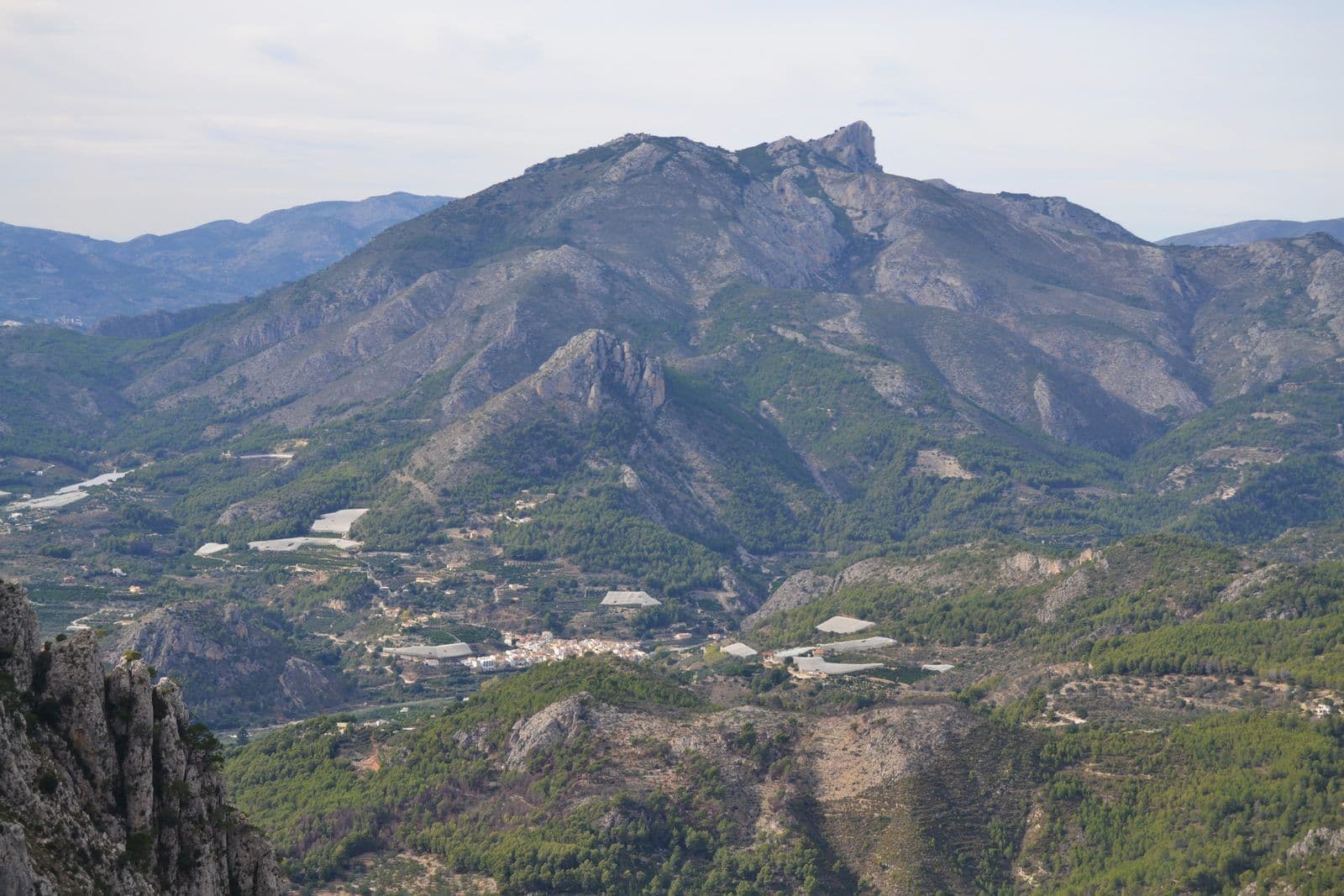 Uitzicht op Bolulla vanaf de Serra de Bèrnia, met de bergen van de Marina Baixa eromheen