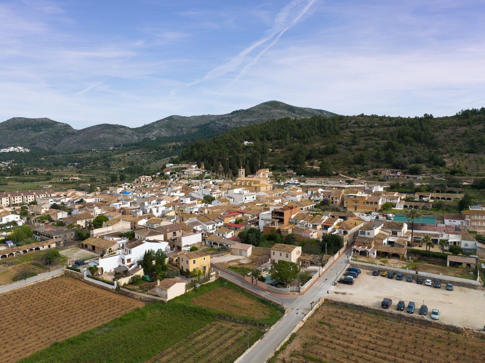 Luchtfoto van Llíber in de Vall de Pop, met de bergen van de Marina Alta op de achtergrond
