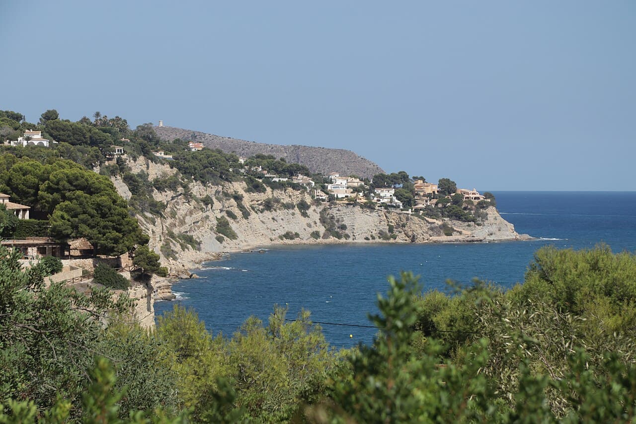 De kust en Cala del Baladrar in de gemeente Benissa
