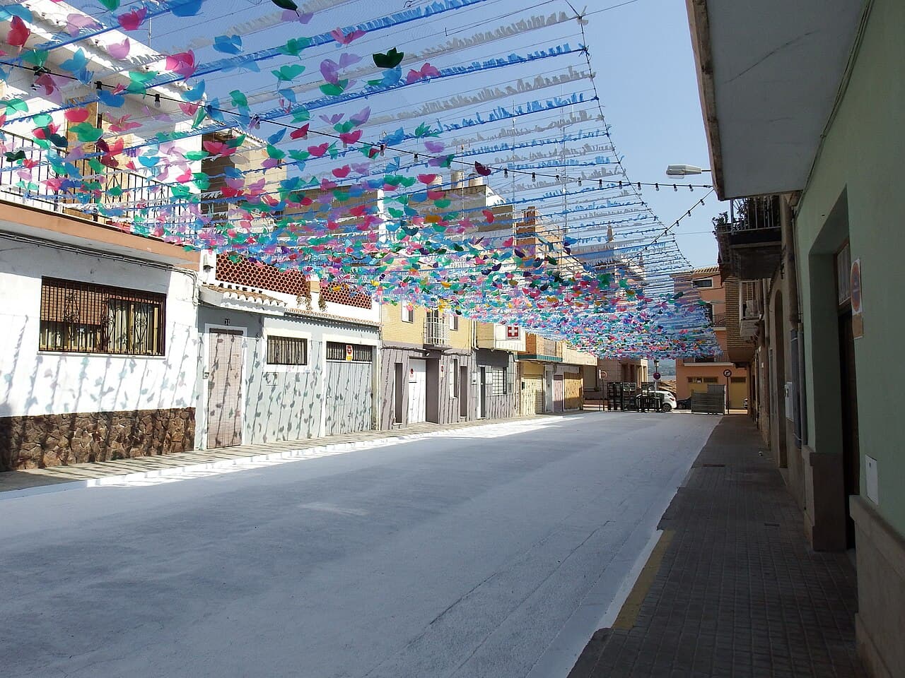Feestelijk versierde straat in Bétera