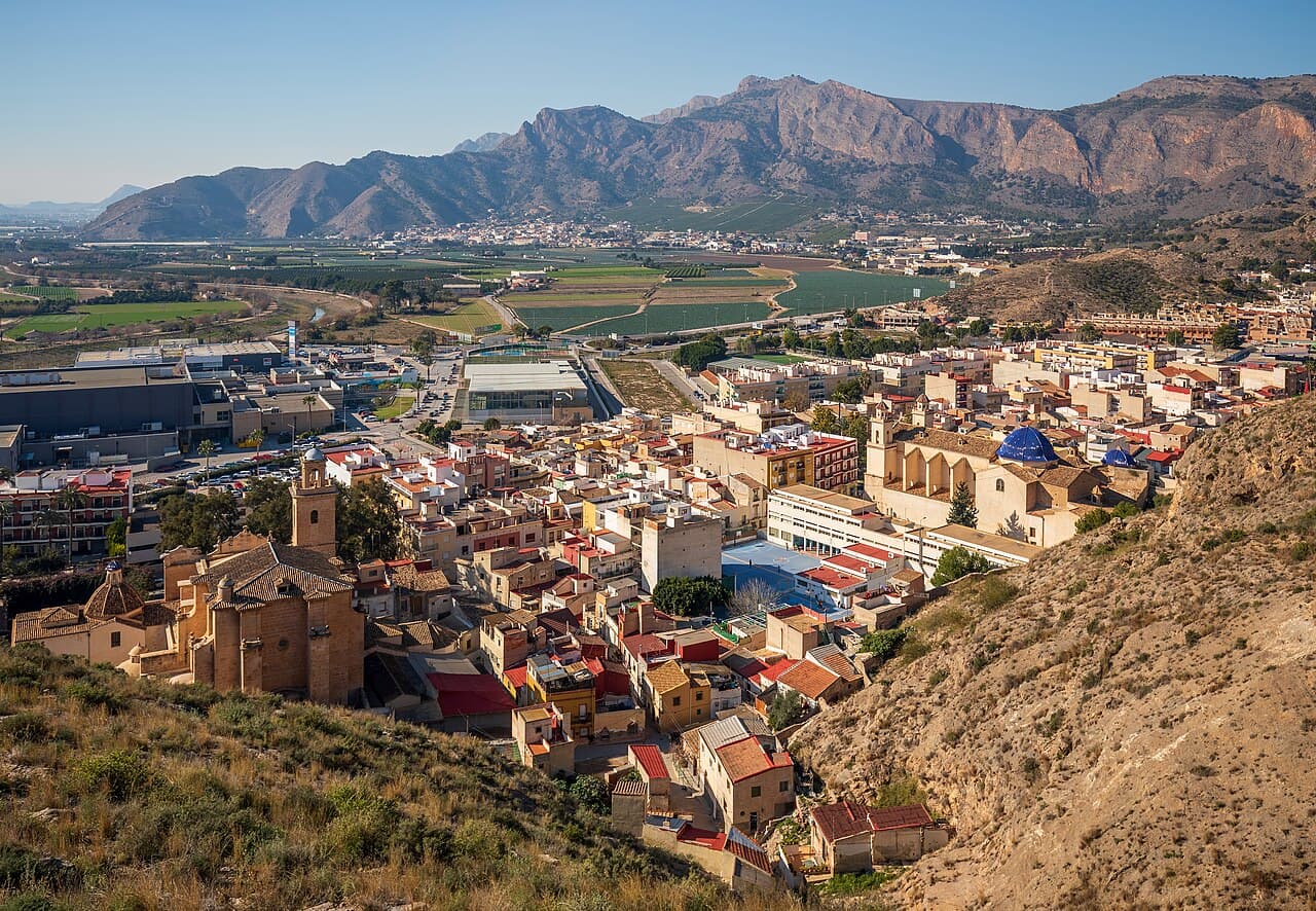 Panoramisch uitzicht over de oude binnenstad van Orihuela tegen de Sierra de Orihuela, gefotografeerd vanaf het Seminario Diocesano de San Miguel