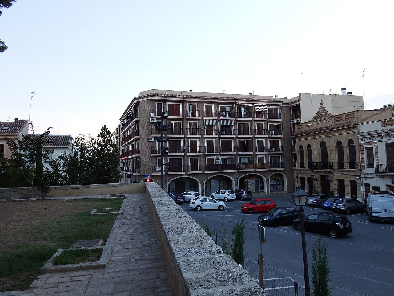 De Plaça Major van Rocafort met de historische stadsmuur